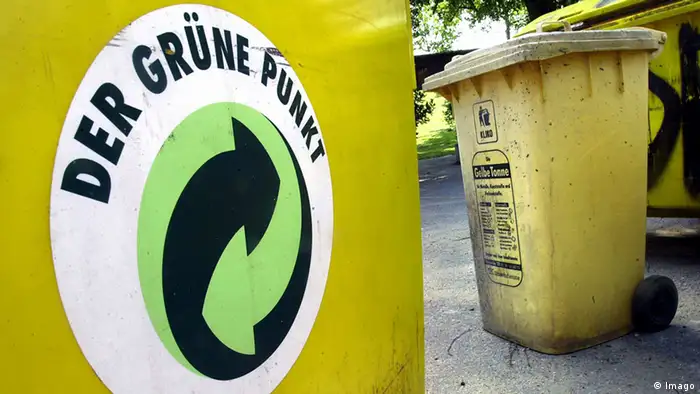 Deutschland Umwelt Der Grüne Punkt Logo auf Abfalltonne (Imago)