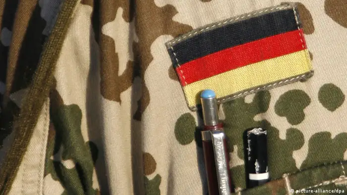 deutsches Zeichen auf einer Bundeswehruniformschulter. dpa - Bildfunk+++ Thema Rechtsextremismus bei der Bundeswehr
