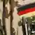 deutsches Zeichen auf einer Bundeswehruniformschulter. dpa - Bildfunk+++ Thema Rechtsextremismus bei der Bundeswehr