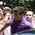 Mario Gomez wird bei seiner Ankunft von Fans beklatscht (Bild: EPA/CARLO FERRARO)