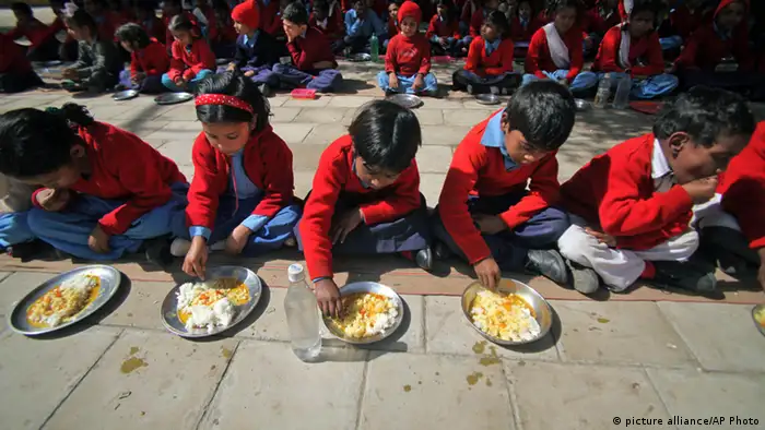 Indien Kinder Schulessen (picture alliance/AP Photo)