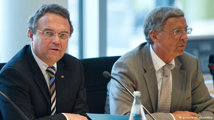 Bundesinnenminister Hans-Peter Friedrich (CSU) und der Vorsitzender des Innenausschusses des Deutschen Bundestages, Wolfgang Bosbach (CDU), in der Sondersitzung des Innenausschusses. Foto: DPA