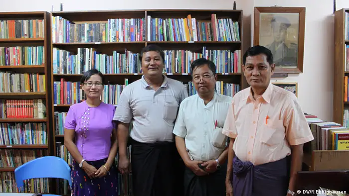 1987 Nagani Buchclub (v.l.n.r.): Hnein Hnein Hnway, Tun Win Nyein, Ting Naing Toe, Kyaw Minn Wann wurde das Bild gemacht?: erste Woche Mai 2013 Wo wurde das Bild aufgenommen?: Yangon * nur im Zusammenhang mit der Reportage über Myanmar 1988 verwenden * !