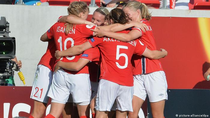 Ingvild Isaksen und Mitspielerinnen feiern den Treffer zum 1:0 (Foto: Carmen Jaspersen/dpa)