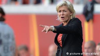 Bundestrainerin Silvia Neid gestikuliert (Foto: Carmen Jaspersen/dpa)