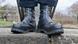 Botas pretas sobre pedra Botas pretas sobre pedra