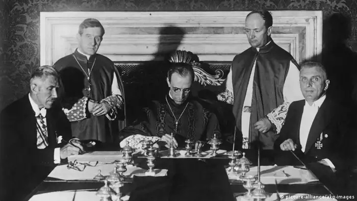 Lors de la signature du Concordat, à Rome, 20 juillet 1933