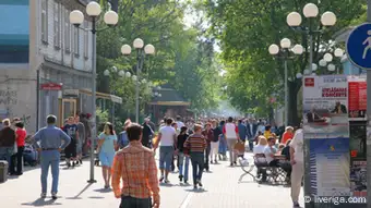 People walk in the city of Jūrmala Apartments range in price from 300 000 to 500 000 euros in the market of newly erected buildings in the central part of Jūrmala. There is a high demand for the properties among non-residents coming from Commonwealth of Independent States like Russia, Belarus, Kazakhstan and others. *** DW, Ģederts Ģelzis, Januar 2013
