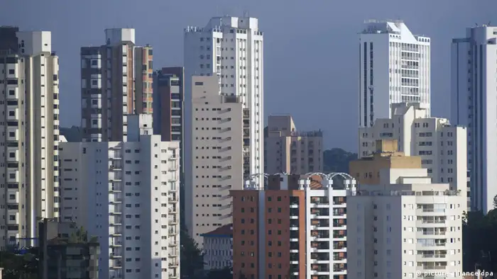 Wohn- und Geschäftshäuser von Sao Paulo (Brasilien), aufgenommen am Morgen des 13.05.2013. Foto: Soeren Stache/dpa