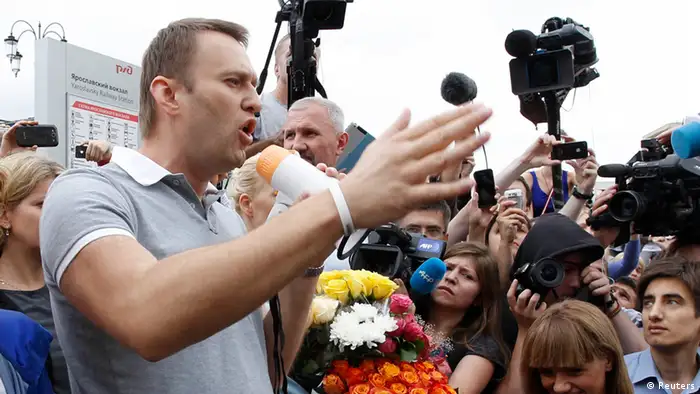 Russian protest leader Alexei Navalny (L) addresses supporters and journalists after arriving from Kirov at a railway station in Moscow, July 20, 2013. Russia unexpectedly freed opposition leader Alexei Navalny on bail on Friday, bending to the will of thousands of protesters who denounced his five-year jail sentence as a crude attempt by President Vladimir Putin to silence him. REUTERS/Sergei Karpukhin (RUSSIA - Tags: CRIME LAW POLITICS CIVIL UNREST TRANSPORT)