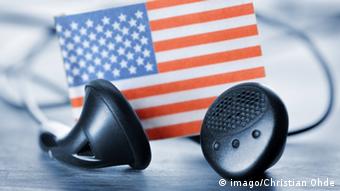 Kopfhörer mit USA-Fahne auf einem Tisch, Symbolfoto Abhörskandal Prism (Foto: imago/Christian Ohde)
