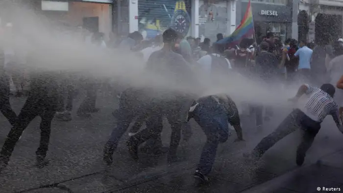 Riot police use water cannon to disperse anti-government protesters at Taksim square in central Istanbul July 20, 2013. REUTERS/Osman Orsal (TURKEY - Tags: CIVIL UNREST POLITICS)