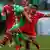 Bayerns Neuzugang Thiago (vorne) knüpft Luuk de Jong den Ball ab. Foto: REUTERS/Wolfgang Rattay