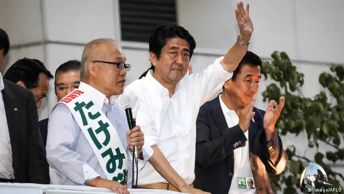 Bildnummer: 60169874 Datum: 20.07.2013 Copyright: imago/AFLO July 20, 2013, Tokyo, Japan - Shinzo Abe, Japan s Prime Minister and president of the ruling Liberal Democratic Party, in his shirt sleeves solicits votes for the party s candidate on his final stumping tour at Tokyo s Asakusa district on Saturday, July 20, 2013, as he wraps up official campaigning for Sunday s upper house election. The ruling coalition led by Abe s LDP is likely to win a comfortable majority that will give him a total control of both chambers of Japan s parliament. (Photo AFLO) UUK -mis- PUBLICATIONxINxGERxSUIxAUTxHUNxONLY People Politik Wahl xjh x0x 2013 quer Upper house election politics government elections Tokyo Japan Democratic Party of Japan DPJ Liberal Democratic Party LDP rally campaign 60169874 Date 20 07 2013 Copyright Imago aflo July 20 2013 Tokyo Japan Shinzo ABE Japan S Prime Ministers and President of The ruling Liberal Democratic Party in His Shirt Sleeves Votes for The Party S Candidate ON His Final Tour AT Tokyo S Asakusa District ON Saturday July 20 2013 As he Wraps up Official campaigning for Sunday S Upper House ELECTION The ruling Coalition Led by ABE S LDP IS likely to Win a comfortable Majority Thatcher will Give HIM a total Control of Both Chambers of Japan S Parliament Photo aflo Mis PUBLICATIONxINxGERxSUIxAUTxHUNxONLY Celebrities politics Choice XJH x0x 2013 horizontal Upper House ELECTION POLITICS Government Elections Tokyo Japan Democratic Party of Japan DPJ Liberal Democratic Party LDP Rally Campaign