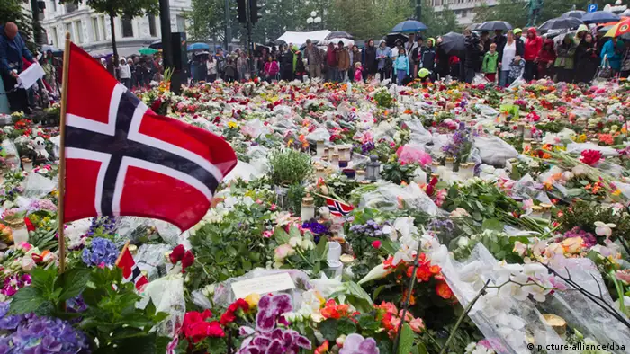 ARCHIV - A file photo dated 24 July 2011 shows Norwegian flags, flowers and candles commemorating the victims of the attacks placed in front of the Domkirke church in central Oslo, Norway. Photo: EPA/ROALD BERIT/NORWAY OUT (zu dpa-Themenpaket «2. Jahrestag des Doppelanschlags von Oslo und Utøya» vom 19.07.2013) +++(c) dpa - Bildfunk+++