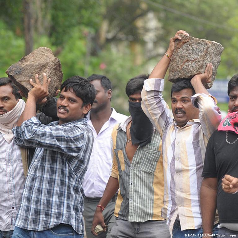 Talaba sinf oldida ozini soradi