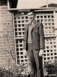 Ein altes Fotos von Brian Crabbe als Jugendlicher; stehend vor einem Haus.