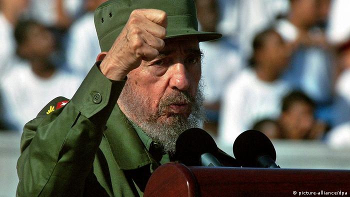 Fidel Castro levantando el puño.