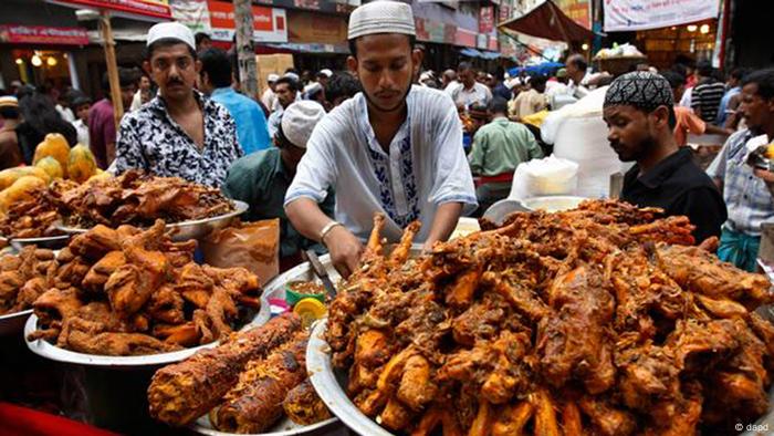 Händler bieten gebratenes Fleisch auf dem Chalk Bazar in Dhaka an - Foto:Pavel Rahman/AP/dapd
