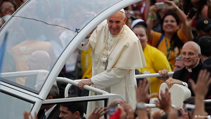 Papst Franziskus fährt im offenen Wagen durch Rio (Foto: Reuters)