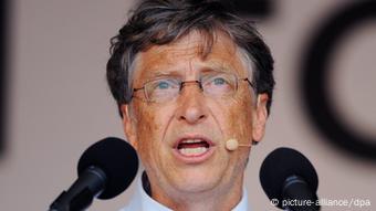 Microsoft-Gründer Bill Gates spricht. Vor ihm steht ein Mikrofon.