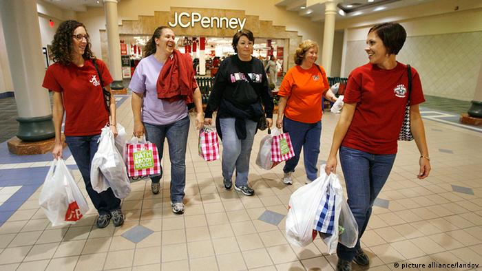 Women shopping in a US mall