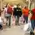 Konsumenten verlassen ein Einkaufszentrum in den USA (Foto: picture alliance)