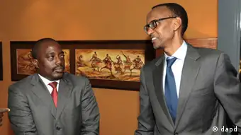 Joseph Kabila (à gauche) et Paul Kagame (à droite) en novembre 2021 à Kampala (Ouganda)