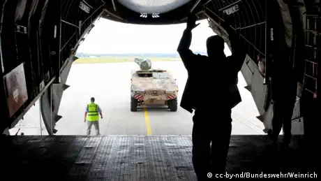 Fahrzeuge werden in ein russisches Antonov Frachtflugzeug verladen.
(Foto: Bundeswehr/Weinrich)
