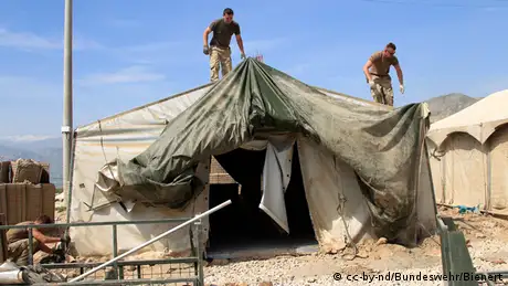 Spezialpioniere aus Husum bauen am OP-North (Observation Post) die Zelte ab.
(Foto: Bundeswehr/Bienert)