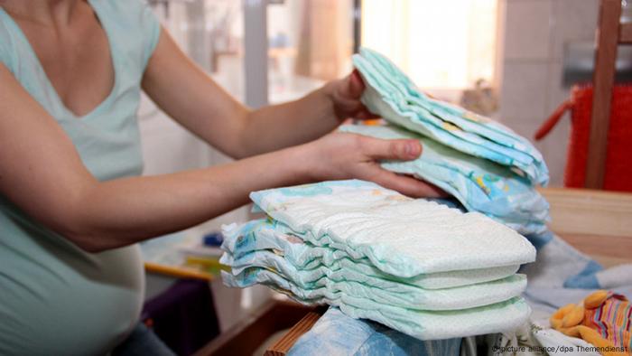 Eine Frau sortiert einen Stapel Windeln (Foto: picture alliance/dpa Themendienst)