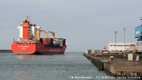 Von Trabzon läuft ein Schiff mit Material der Bundeswehr in Richtung Deutschland aus.
(Foto: PIZ SKB/Vanita Schanze)