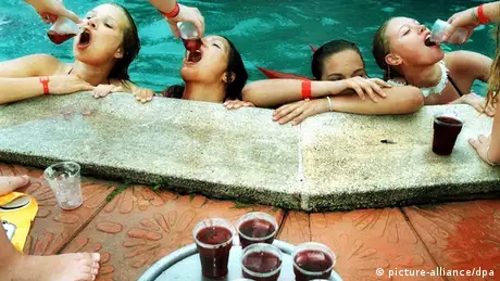 Junge Mädchen werden am Pool mit Sanria abgefüllt. (Foto: dpa). 