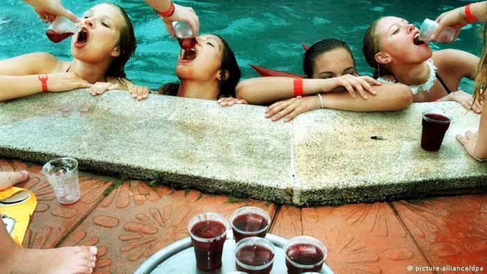 Junge Mädchen werden am Pool mit Sanria abgefüllt. (Foto: dpa). 