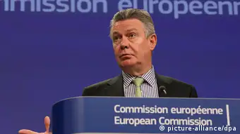 epa03806230 Karel De Gucht, the European Commissioner for Trade holds a news conference on the EU-China solar panels case, at the EU Commission headquarters in Brussels, Belgium, 29 July 2013. Report states the EU Commission and China's solar panel exporters found an amicable solution that will result in a new equilibrium on the European solar panel market at a sustainable price level. EPA/JULIEN WARNAND +++(c) dpa - Bildfunk+++