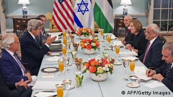 John Kerry beim Abendessen, unter anderem mit der israelischen Justizministerin Tzipi Livni und dem palästinensischen Chefunterhändler Saeb Erakat. (Foto: AFP)