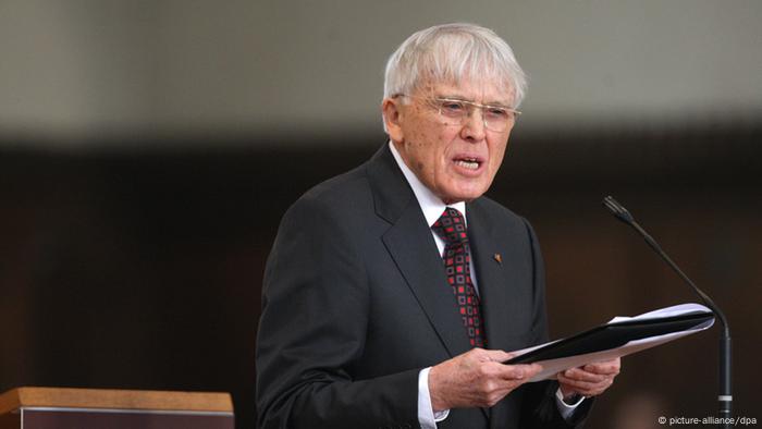 Der Schriftsteller und Lyriker Reiner Kunze liest 2009 in der Kirche St. Martin in Memmingen (Foto: dpa)