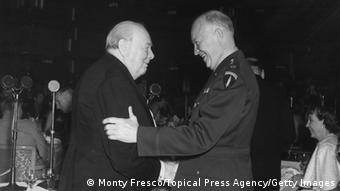 Der britische Premierminister Winston Churchill und US-Präsident Dwight D. Eisenhower begrüßen sich bei einem Treffen im Jahre 1952 (Foto:Getty Images)