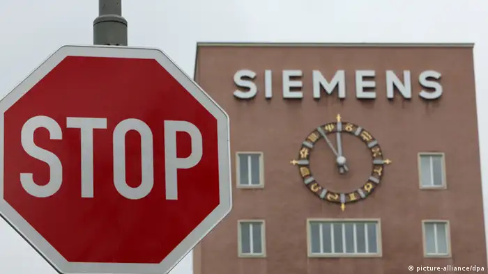 ARCHIV - Fünf Minuten vor Zwölf zeigt die Uhr am 22.03.2010 am Siemens-Zentralgebäude in Erlangen (Bayern). Dem Sparprogramm bei Siemens werden nach Informationen der IG Metall in der Region Erlangen rund 2000 Stellen zum Opfer fallen. Foto: Daniel Karmann/dpa +++(c) dpa - Bildfunk+++