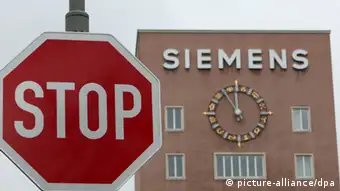 ARCHIV - Fünf Minuten vor Zwölf zeigt die Uhr am 22.03.2010 am Siemens-Zentralgebäude in Erlangen (Bayern). Dem Sparprogramm bei Siemens werden nach Informationen der IG Metall in der Region Erlangen rund 2000 Stellen zum Opfer fallen. Foto: Daniel Karmann/dpa +++(c) dpa - Bildfunk+++