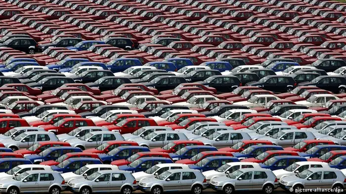 ARCHIV - Wagen auf dem Parkplatz von First Auto Works (FAW) in Changchun in der nordöstlichen Provinz Jilin am 13.7.2003. Der Volkswagenkonzern rechnet in den nächsten drei bis fünf Jahren mit einem kräftigen Wachstum des chinesischen Automarktes von sechs bis acht Prozent jährlich. Foto: epa (zu dpa «Volkswagen erwartet sechs bis acht Prozent Wachstum in China» vom 31.01.2013) +++(c) dpa - Bildfunk+++
