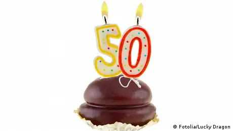 Symbolbild 50 Jahre Jubiläum Geburtstag Jahrestag Hochzeitstag Törtchen Kuchen Gebäck Muffin Kerze
