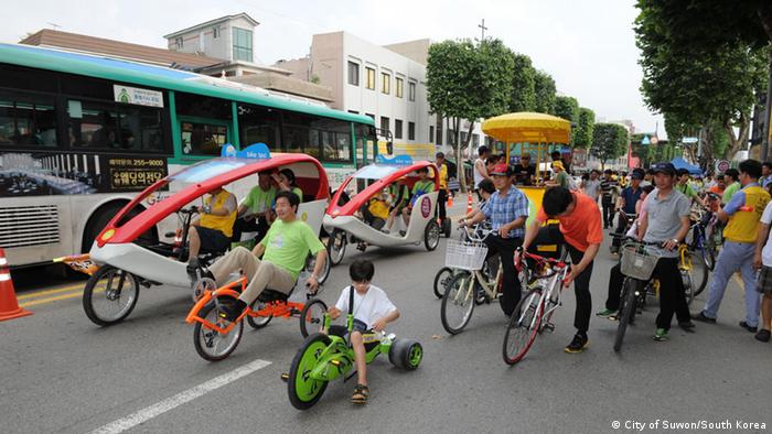 Südkoreanische Bürger erobern die Straßen an einem Autofreien Tag in der Stadt Suwon, Südkorea, am 22. Juli 2013. Das Projekt wurde organisiert von ICLEI – Local Governments for Sustainability (Foto: © City of Suwon, South Korea)