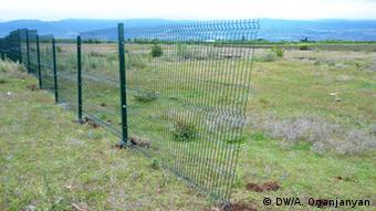 Залізний паркан біля села Діці