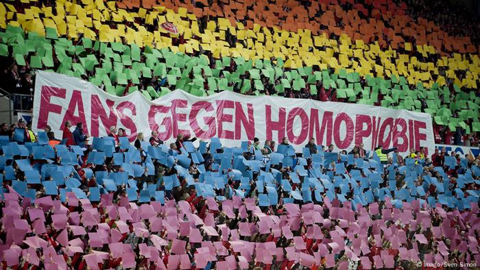 Hinchas contra la homofobia, dice el lienzo.