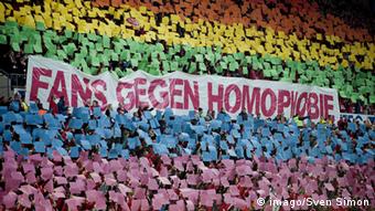 Fans on a stand hold rainbow colored cardboards and a sign that reads 'Fans gegen Homophobie' (supporters against homophobia) (Foto: Sven Simon/imago)