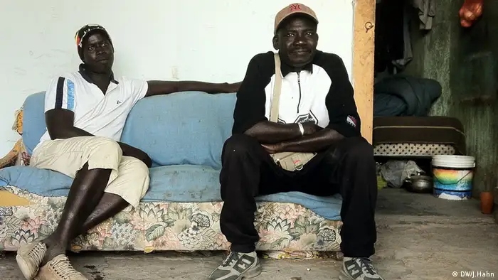  Ibra Mbacke Fall (links) und Ngor Sarr aus dem Senegal leben in einem Slum nahe der Stadt Foggia. (Foto: Julia Hahn) 