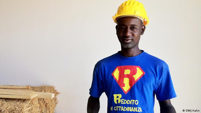 Mbaye Ndiaye aus dem Senegal bei einer Weiterbildungsmaßnahme im Art Village in der Stadt San Severo. Er ist der Vorsitzende der Flüchtlingsorganisation La Senegalese in Italien. (Foto: Julia Hahn)
