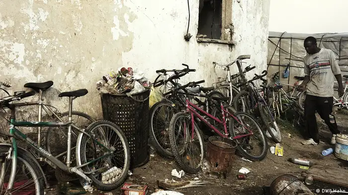 Abgestellte Fahrräder im Slum nahe der Stadt Foggia. Hier leben etwa 1.000 Einwanderer aus Afrika. (Foto: Julia Hahn)
