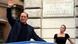 Der ehemalige italienische Ministerpräsident Silvio Berlusconi winkt seinen Unterstützern während einer Demonstration zu. Seine Freundin Francesca Pascale schaut ihm dabei zu. (Foto: Reuters/ Alessandro Bianchi) Der ehemalige italienische Ministerpräsident Silvio Berlusconi winkt seinen Unterstützern während einer Demonstration zu. Seine Freundin Francesca Pascale schaut ihm dabei zu. (Foto: Reuters/ Alessandro Bianchi)